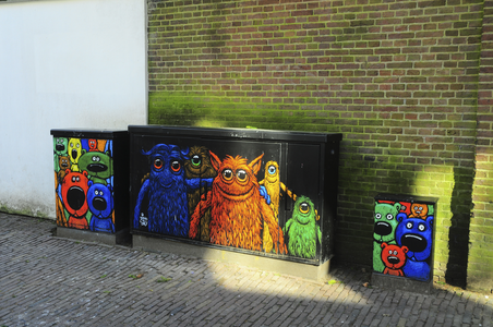 900760 Afbeelding van de graffiti Teddies in Space van Philipp Jordan op enkele schakelkasten in de Walsteeg te Utrecht.